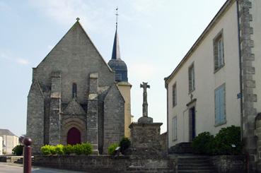 Iconographie - Croix hosanière sur le parvis de l'église