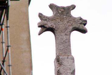 Iconographie - Haut de la croix du parvis