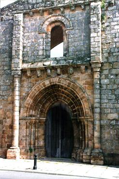 Iconographie - Le porche de l'ancienne église, côté rue