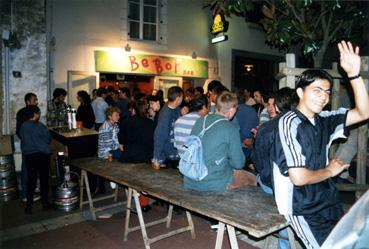 Iconographie - Buvette extérieure devant le bar le Bebop le jour de la Fête de la musique