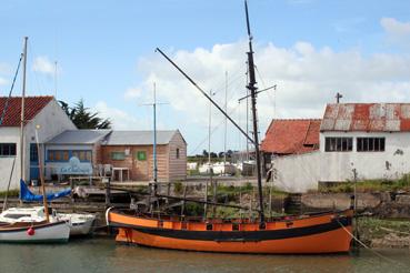 Iconographie - Réplique d'un bateau à quai