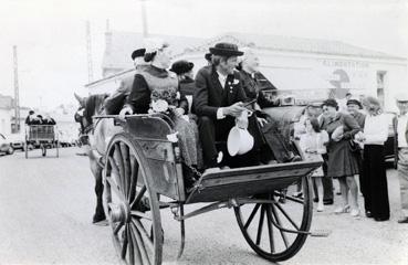 Iconographie - Reconstitution d'une noce - Le cortège avec les cadeaux