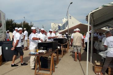 Iconographie - Membres d'Arexcpo assurant les repas pour Vélocéane