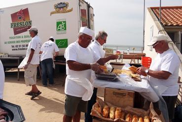 Iconographie - Membres d'Arexcpo assurant les repas pour Vélocéane