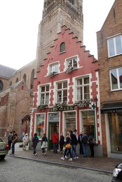 Iconographie - Brugge - Façade d'une pharmacie, place du Bourg