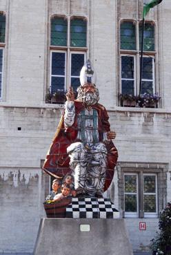 Iconographie - Sint Niklaas - Statue de Saint-Nicolas devant l'Hôtel de Ville