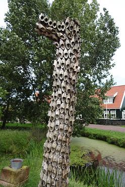 Iconographie - Marken - Tronc d'arbre couvert de sabots