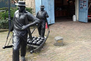 Iconographie - Edam - Porteurs d'edam devant la fromagerie