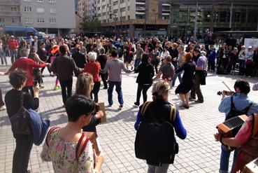 Iconographie - Premier flash trad place de la Mairie