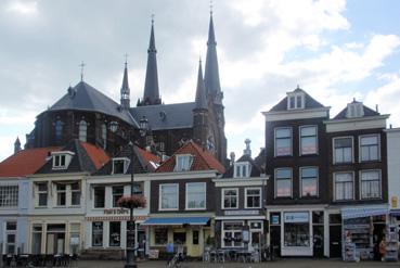 Iconographie - Delft - Commerces bordant la place