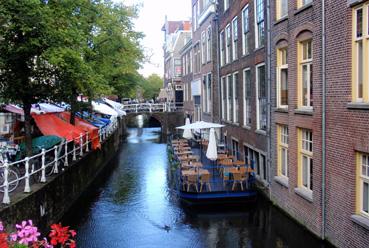 Iconographie - Delft - Terrasse d'un café sur une barge