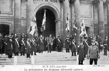 Iconographie - Aux Invalides - La présentation des drapeaux allemands capturés