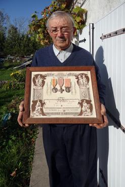 Iconographie - Maurice Bodin présentant les décorations de son grand-père Louis-Marie Bodin