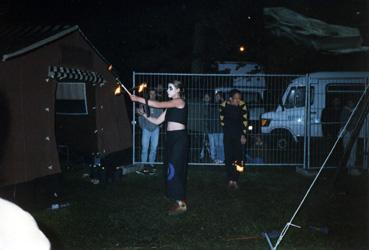 Iconographie - Les jongleurs de feu s'entrainent devant les loges à la fête de la musique