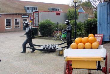 Iconographie - Edam - Porteurs d'edam devant la fromagerie