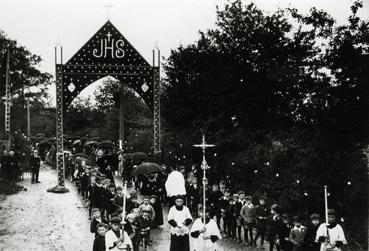 Iconographie - Souvenir de la mission de 1936 - Sous l'arc JHS