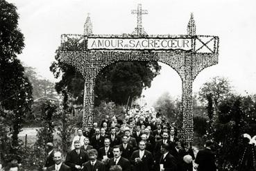 Iconographie - Souvenir de la mission de 1936 - Sous l'arc Amour du Sacré Coeur