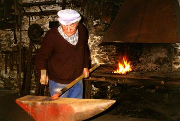 Iconographie - Gérard Minaud donnant des coups de marteau pour finir les pointes