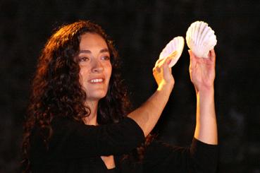 Iconographie - Mélissa Artus épouse Abline jouant des coquilles