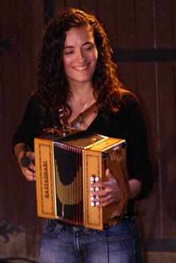 Iconographie - Mélissa Artus épouse Abline à l'accordéon