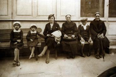 Iconographie - Famille Rabiller en salle d'attente, gare de la Roche-sur-Yon