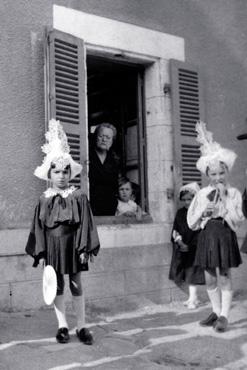 Iconographie - Famille Rabiller - Fillettes en costume sablais