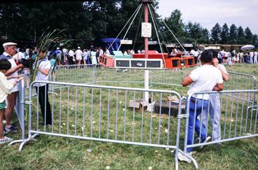 Iconographie - Kermesse - Tombola avec remise de poules aux gagnants