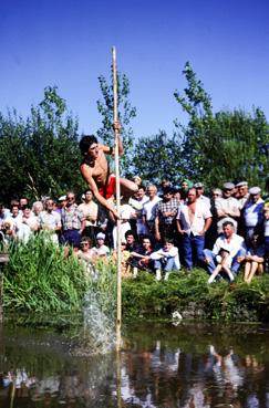 Iconographie - Concurrent du saut à la ningle aux Olympiades maraîchines