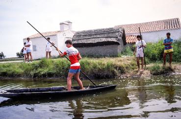 Iconographie - Formation à la navigation en yole, au Daviaud