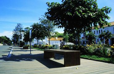 Iconographie - Banc public près de la fontaine du marché de la Plage