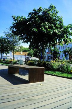 Iconographie - Banc public près de la fontaine du marché de la Plage