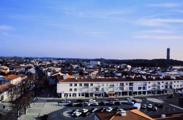 Iconographie - Vue du clocher, en mai - Place Jean Yole