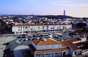 Iconographie - Vue du clocher, en mai - Place Jean Yole