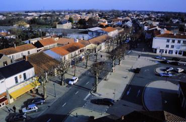 Iconographie - Vue du clocher, en mai - La Mie-Câline, Maison de la Presse, la pharmacie Burgaud