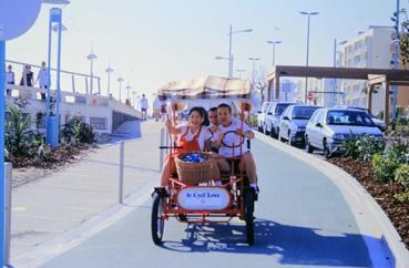 Iconographie - Front de mer, tranche 2 - Une rosalie sur la piste cyclable