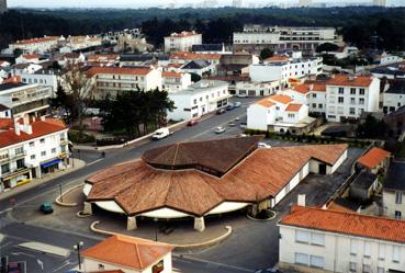 Iconographie - Vue du clocher, en mai - Le marché couvert