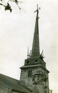 Iconographie - Pose de la croix et du coq de l'église