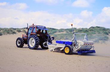 Iconographie - Filtrage du sable pour l'opération Plage propre