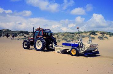 Iconographie - Filtrage du sable pour l'opération Plage propre