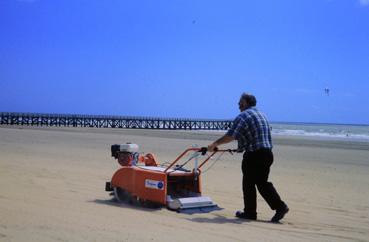 Iconographie - Filtrage du sable pour l'opération Plage propre