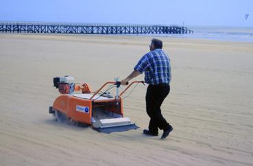 Iconographie - Filtrage du sable pour l'opération Plage propre