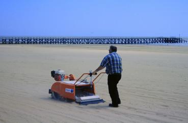 Iconographie - Filtrage du sable pour l'opération Plage propre