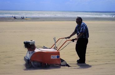 Iconographie - Filtrage du sable pour l'opération Plage propre