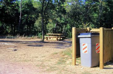 Iconographie - Opération Plage propre - Enclos pour les poubelles