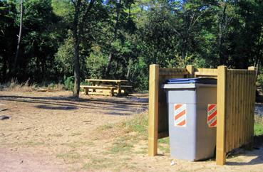 Iconographie - Opération Plage propre - Enclos pour les poubelles