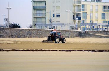 Iconographie - Filtrage du sable pour l'opération Plage propre