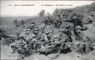 Iconographie - Camp de Coëtquidan - Les mitrailleurs - Une section en action
