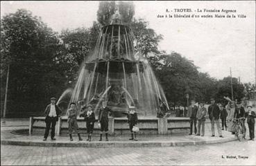 Iconographie - La fontaine Argence due à la libéralité d'un ancien Maire de la ville