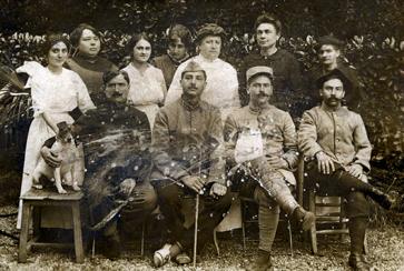 Iconographie - Soldats entourés de femmes