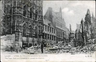 Iconographie - Louvain - L'hôtel de Ville et la cathdrale bombardées